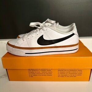 Nike White and Black Sneakers